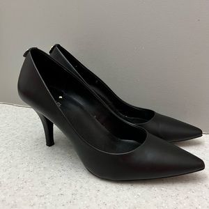 Michael Kors Black Leather heels / pointed toe pumps